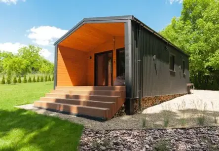 Ātrāk, Lētāk, Labāk? Rūpnieciski Ražotu Koka Māju Ziedu Laiks Latvijā