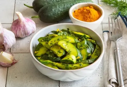 Ātrie mazsālītie gurķi mikroviļņu krāsnī: Kraukšķīgi un gatavi mirklī!