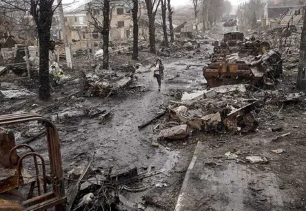 Atriebības liesmas: Ukrainas partizāni piemin Buču un Irpiņu ar triecieniem Krievijā