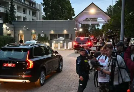 Atvieglojums un brīdinājums: No Baltkrievijas atbrīvoti Latvijas pilsoņi atgriežas mājās