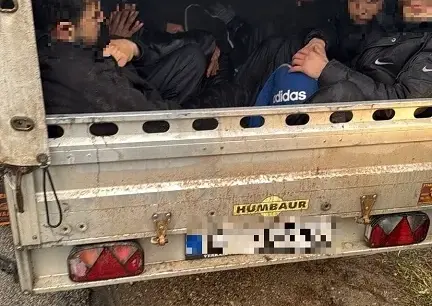 Augšdaugavas novadā aizturēts Latvijas nepilsonis par 13 nelegālo migrantu pārvadāšanu