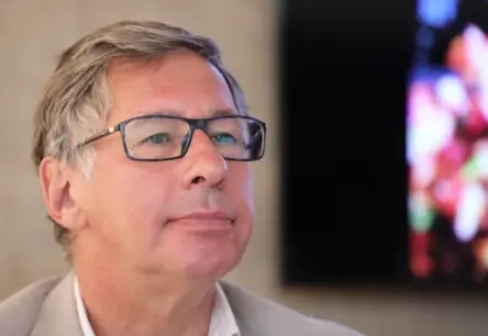 Avenam un Bražei Konfrontācija: Miljardieris Apsūdz Ministri Tiesas Lēmumu Ignorēšanā un Personīgā Vajāšanā