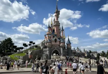 Baisais skandāls Disnejlendā: Pedofils bēglis inscenē "kāzas" ar deviņgadīgu meiteni