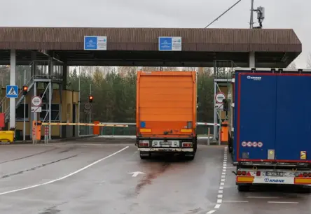 Baltkrievija turpina turēt ķīlniekos Lietuvas kravas automašīnas – notiek diplomātiskas sarunas