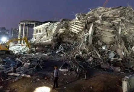 Bangkokas Ēkas Sabrukums: Celtniecības Magnāts un Inženieri Stājas Policijas Priekšā pēc Traģēdijas, Apsūdzēti Nolaidībā