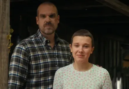 Baumas Holivudā: Millie Bobby Brown apsūdz Deividu Harbouru par iebiedēšanu "Stranger Things" filmēšanas laikā