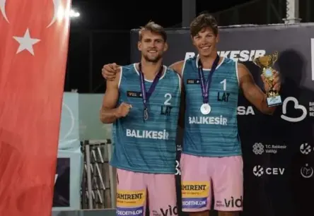 Bedrītis un Rinkevičs izcīna sudrabu pludmales volejbola "Futures" turnīrā Turcijā