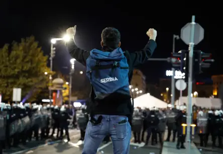 Belgradā policija šķir Vučiča pretiniekus un atbalstītājus uz protestu fona