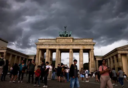 Berlīnē apgrozās viltus ziņas par Putina gaisa balona lidojumu virs Brandenburgas vārtiem