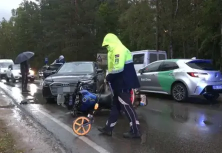 Biķernieku ielā motocikla un automašīnas sadursmē cietusi motocikliste