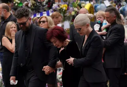 Birmingema atvadās no "Tumsas Prinča": Ozija Osborna bēru procesija pulcē tūkstošiem fanu