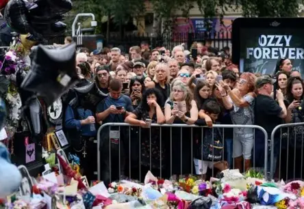 Birmingemā tūkstošiem fanu atvadās no smagā metāla leģendas Ozija Osborna