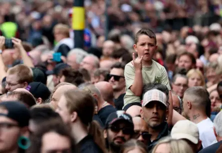 Birmingemā tūkstošiem fanu godināja roka leģendu Oziju Osbornu bēru gājienā