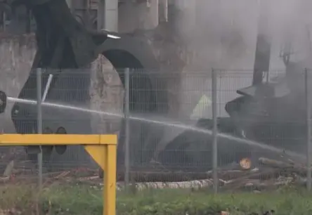 Bolderājā kokapstrādes rūpnīcā izcēlies ugunsgrēks: traktora ritenis aizlidojis 15 metrus