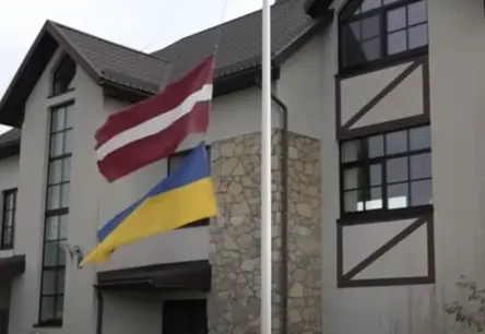 Carnikavā patriotu soda par Latvijas un Ukrainas karogu kopīgu izkāršanu vienā mastā