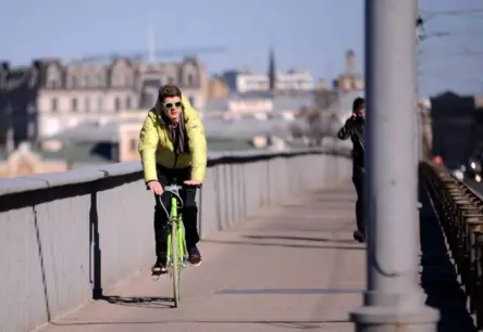 Carnikavā velosipēdists ietriecas stabā un iet bojā