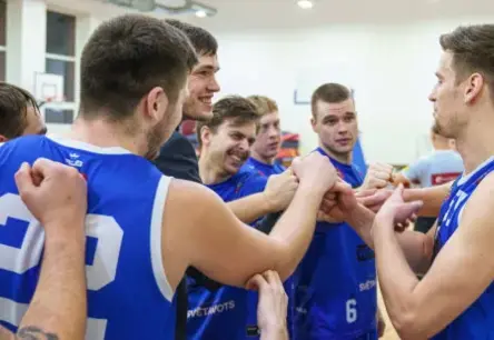 Cēsu basketbolisti aizraujošā spēlē pārvar sākuma krīzi, bet piekāpjas Rīgas junioriem