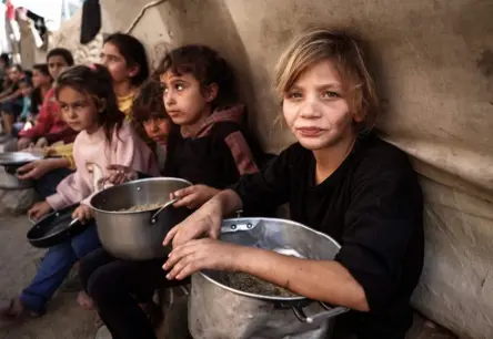 Cilvēktiesību organizācijas uzsver katastrofālo situāciju Gazā un brīdina par genocīda riskiem