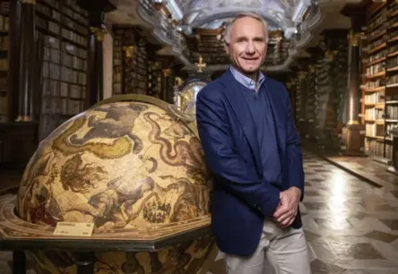 “Da Vinči koda” autors Dens Brauns saderinājies ar Nīderlandes jātnieci