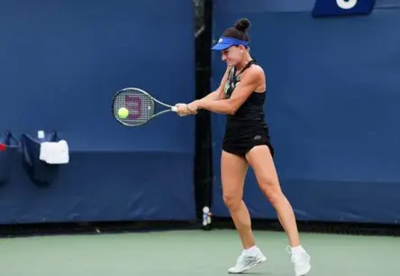 Darja Semeņistaja apliecina dominanci Itālijas WTA 125 turnīrā, iekļūstot ceturtdaļfinālā