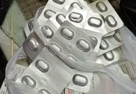 Daugavpilī aizturēti trīs cilvēki par narkotiku tirdzniecību – izņemtas dažādas apreibinošās vielas