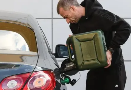 Degvielas krīze Krievijā: Okupētajā Krimā pircējiem ierobežo benzīna pārdošanu līdz 30 litriem