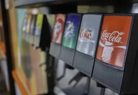 Diētiskā limonāde kaitīgāka aknām nekā parastā – jauns pētījums rada šoku