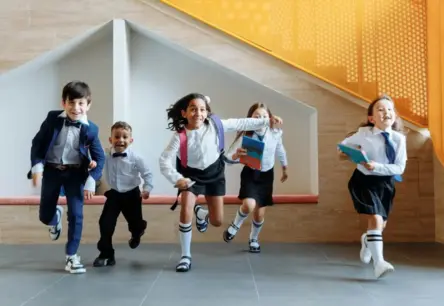 Digitālā norēķinu sistēma “Mily” uzkaras: tūkstošiem skolēnu paliek bez pusdienām ar stundu ilgām gaidīšanas rindām