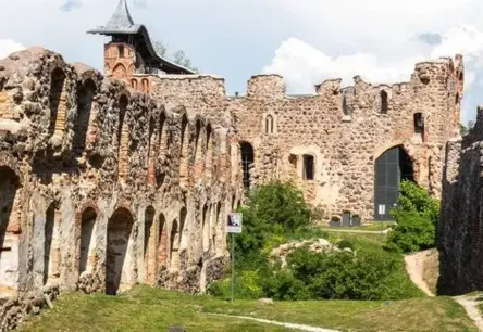 Dobeles pilsdārza zemes atklājumi: Dzelzs nazis un ledus piesis stāsta senus stāstus