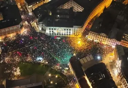 Doma laukumā tūkstošiem cilvēku protestē pret izstāšanos no Stambulas konvencijas