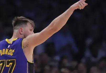 Dončičs atgriežas ar 44 punktiem, nodrošinot "Lakers" uzvaru Memfisā