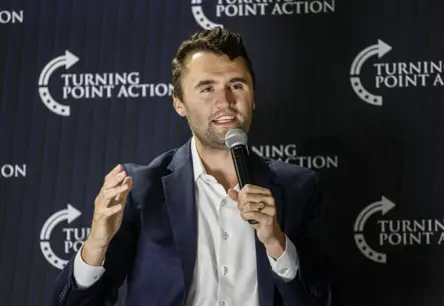 Dramatisks incidents Jūtā: konservatīvais influencieris Čārlijs Kērks ievainots apšaudē universitātes pilsētiņā