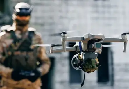 Droni Brēmenes lidostā izraisījuši stundas ilgu reisu apturēšanu