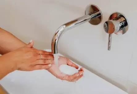 Dušas želeja vai roku ziepes: higiēnas dilemma un ādas labsajūtas noslēpumi