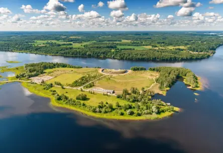 Dvēseles spogulis Daugavas krastos: zinātniski praktiskā konference “Simboliskā ainava Likteņdārzā” izgaismo nācijas atmiņu un nākotnes vīzijas