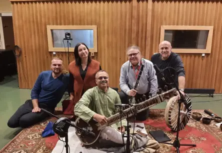 Dvēseles tilti Daugavas krastos: Kā Latgales dziedājumi satiek Indijas rāgas albumā "Daugavas rāgas"