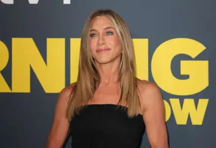 Dženifera Anistone svin Džima Kērtisa dzimšanas dienu un publiski atzīstas mīlestībā