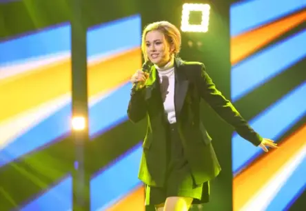 Dziedātāja Diona Liepiņa gūst smagas traumas neparastā kritienā: ielauzts deguns un smadzeņu satricinājums