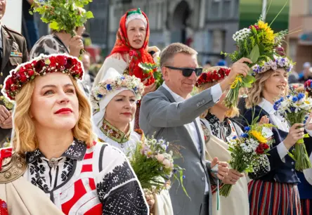 Dziesmu svētku tērpu etiķete zem lupas: Siliņas vainags, Rinkēviča kaklasaite un sabiedrības gaidas