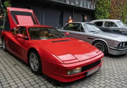 Dzinēju rūkoņa un sirsnīgas atmiņas: Rīgas Motormuzejs Tēva dienā pulcē simtiem klasisko spēkratu un ģimeņu