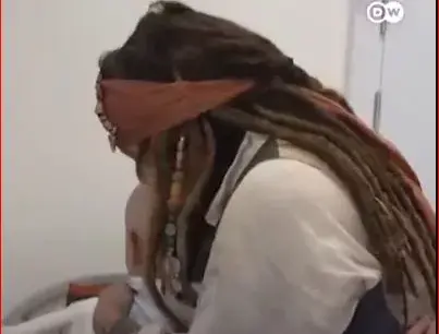 Džonijs Deps Kā Džeks Sperovs Atkal Apmeklē Slimos Bērnus: Maģisks Prieks un Cerība Slimnīcu Palātās