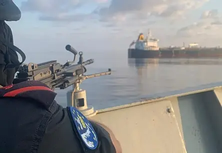 ES kuģis novērš pirātu uzbrukumu tankkuģim pie Somālijas krastiem; visi 24 apkalpes locekļi drošībā