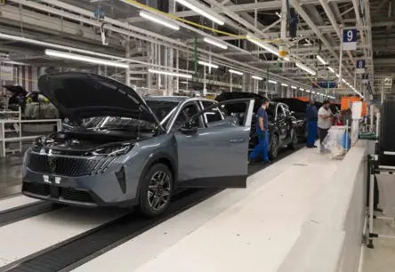 Eiropas autoindustriju satricina krīze: astoņas rūpnīcas riskē ar slēgšanu ķīniešu uzbrukuma dēļ