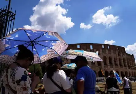 Eiropu pārņēmis karstuma vilnis: četri svarīgi padomi drošam vasaras ceļojumam