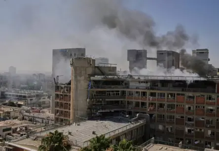 Eskalācija Tuvajos Austrumos: Irānas raķetes tieši skāra Izraēlas slimnīcu, Netanjahu sola “pilnu cenu”