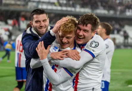 Fēru salu futbola sensācija Pasaules kausa kvalifikācijā turpinās: Neapturamais ziemeļnieku spēks un Nīderlandes pārliecinošā uzvara
