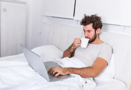 Ģenerācija Z nepamet mājas: 84% jauniešu dod priekšroku darbam fonā ar seriāliem