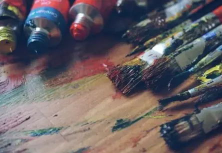 Gleznotāja Pētera Postaža krimināllieta par seksuālu vardarbību pret mazām meitenēm atlikta uz 2026. gadu