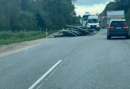 Granīta ielā no kravas automašīnas izkritušas smagas dzelzsbetona konstrukcijas, radot satiksmes apdraudējumu