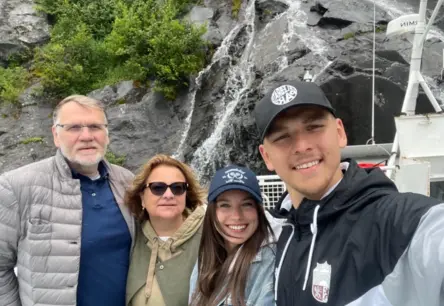 Gustava Dāvja Grigala ģimene Aļaskā atklāj lašu asaku kleitas noslēpumu un dabas varenību